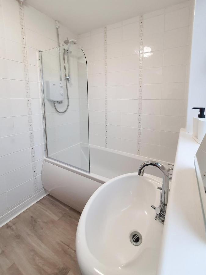 3 Bedroom House Amazon M90 Dunfermline Edinburgh Экстерьер фото