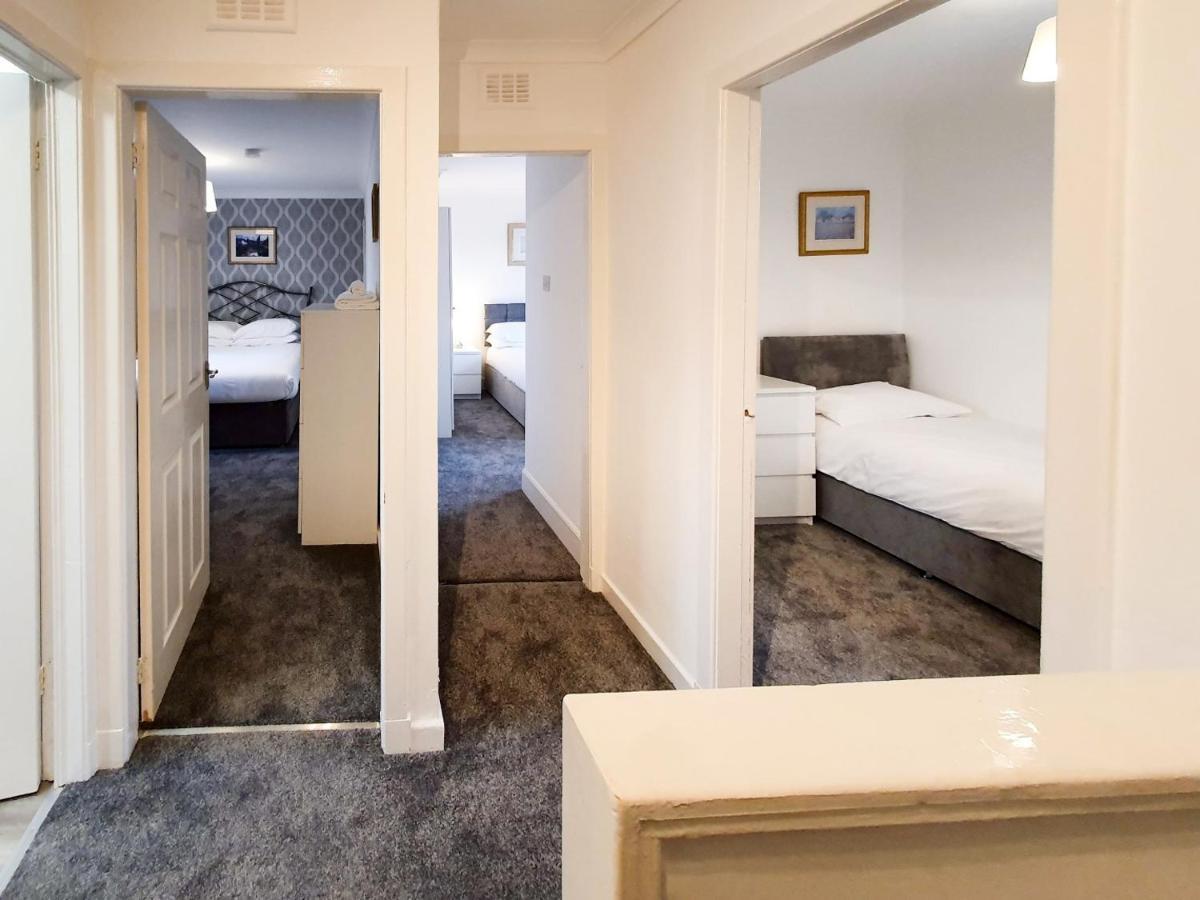 3 Bedroom House Amazon M90 Dunfermline Edinburgh Экстерьер фото