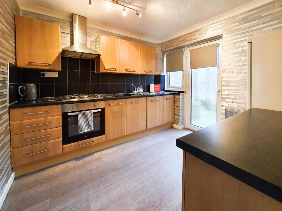 3 Bedroom House Amazon M90 Dunfermline Edinburgh Экстерьер фото