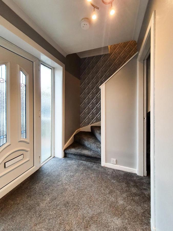 3 Bedroom House Amazon M90 Dunfermline Edinburgh Экстерьер фото